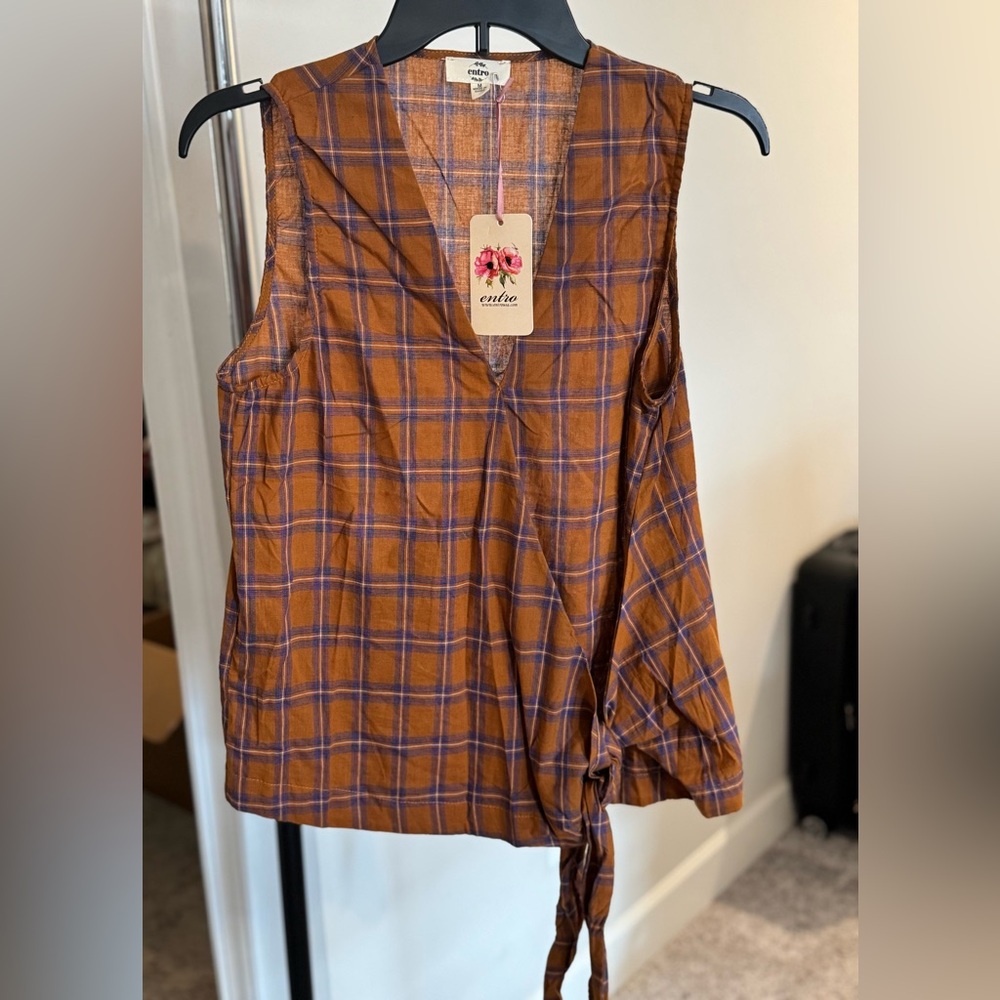 NWT Top, Size M (looks like it runs small)